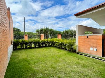 Majestuosa casa esquinera en Mukava del Valle con gran zona verde. Cerritos. Pereira - Colombia.