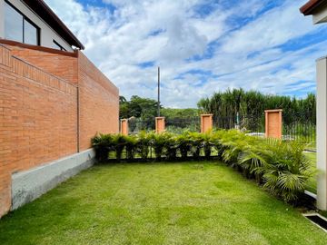 Majestuosa casa esquinera en Mukava del Valle con gran zona verde. Cerritos. Pereira - Colombia.