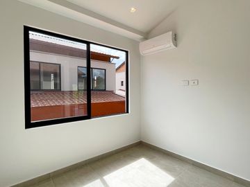 Majestuosa casa esquinera en Mukava del Valle con gran zona verde. Cerritos. Pereira - Colombia.
