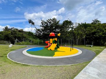 Majestuosa casa esquinera en Mukava del Valle con gran zona verde. Cerritos. Pereira - Colombia.