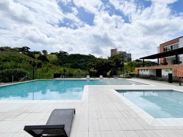 Majestuosa casa esquinera en Mukava del Valle con gran zona verde. Cerritos. Pereira - Colombia.