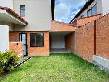 Majestuosa casa esquinera en Mukava del Valle con gran zona verde. Cerritos. Pereira - Colombia.