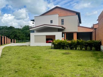 Majestuosa casa esquinera en Mukava del Valle con gran zona verde. Cerritos. Pereira - Colombia.