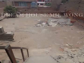 OCACION POR VIAJE VENDO AMPLIA CASONA DE 285.65M2 COMO TERRENO EN PAMPA DE COMAS ALT. 47 AV. TUPAC AMARU
