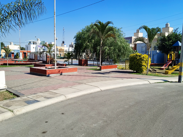 Moderna Casa En Esquina - Condominio Villa Club (La Tinguiña, Ica)