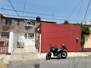 Casa en venta Viveros del Valle, 3 Rec, 2.5 baños, un auto, estudio