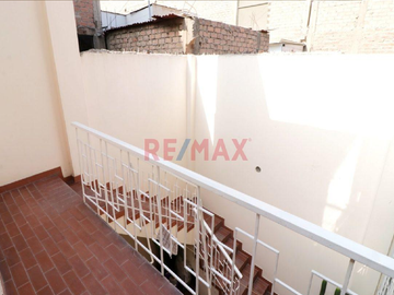 ID 1041310 Se Vende Amplia Y Comoda Casa Frente A Parque