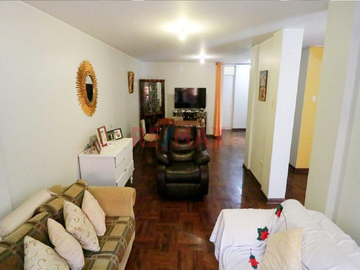 ID 1041310 Se Vende Amplia Y Comoda Casa Frente A Parque