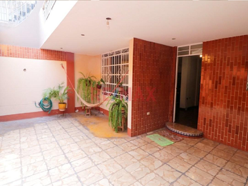 ID 1041310 Se Vende Amplia Y Comoda Casa Frente A Parque