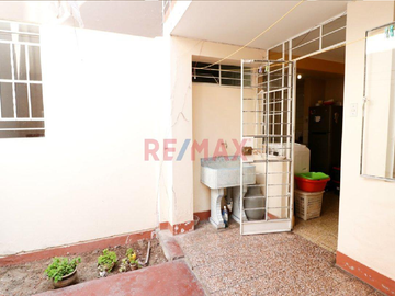 ID 1041310 Se Vende Amplia Y Comoda Casa Frente A Parque