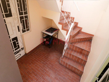 ID 1041310 Se Vende Amplia Y Comoda Casa Frente A Parque