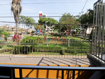 ID 1041310 Se Vende Amplia Y Comoda Casa Frente A Parque