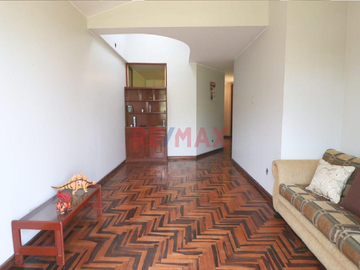 ID 1041310 Se Vende Amplia Y Comoda Casa Frente A Parque