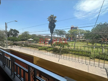 ID 1041310 Se Vende Amplia Y Comoda Casa Frente A Parque