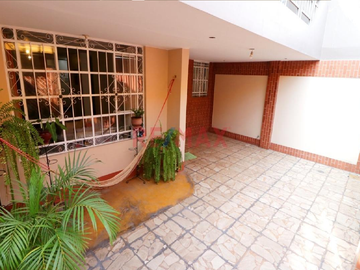 ID 1041310 Se Vende Amplia Y Comoda Casa Frente A Parque