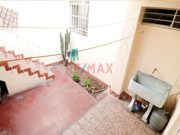 ID 1041310 Se Vende Amplia Y Comoda Casa Frente A Parque