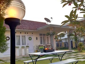 Rumah Vintage Halaman Luas dekat Alun-alun Wates