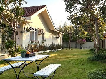 Rumah Vintage Halaman Luas dekat Alun-alun Wates