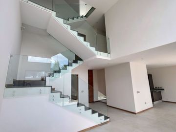 Casas nuevas en venta con 4 recamaras, jardín y doble altura en camino real a Cholula, Puebla