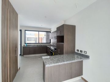 Casas nuevas en venta con 4 recamaras, jardín y doble altura en camino real a Cholula, Puebla