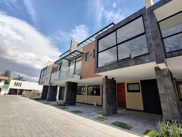 Casas nuevas en venta con 4 recamaras, jardín y doble altura en camino real a Cholula, Puebla