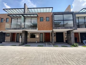Casas nuevas en venta con 4 recamaras, jardín y doble altura en camino real a Cholula, Puebla