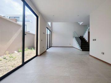 Casas nuevas en venta con 4 recamaras, jardín y doble altura en camino real a Cholula, Puebla