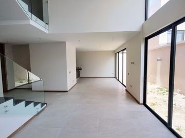 Casas nuevas en venta con 4 recamaras, jardín y doble altura en camino real a Cholula, Puebla