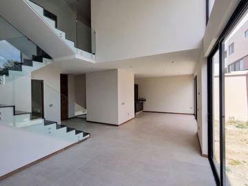 Casas nuevas en venta con 4 recamaras, jardín y doble altura en camino real a Cholula, Puebla