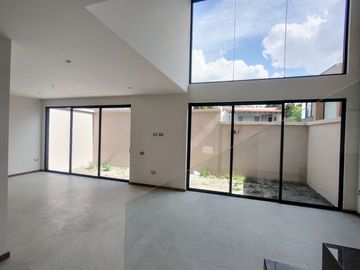 Casas nuevas en venta con 4 recamaras, jardín y doble altura en camino real a Cholula, Puebla
