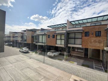 Casas nuevas en venta con 4 recamaras, jardín y doble altura en camino real a Cholula, Puebla