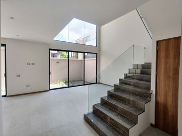Casas nuevas en venta con 4 recamaras, jardín y doble altura en camino real a Cholula, Puebla