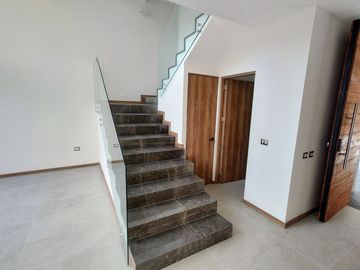 Casas nuevas en venta con 4 recamaras, jardín y doble altura en camino real a Cholula, Puebla