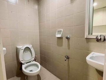 2 BEDROOM CONDO UNIT WITH 2 TANDEM PARKING FOR SALE IN ROCKWELL MAKATI