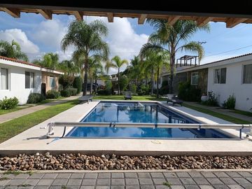 VENDO CONDOMINIO HORIZONTAL CON 6 DEPARTAMENTOS Y UN LOFT TODOS EN UNA PLANTA CON ALBERCA COMUNITARIA EN FRACC VILLAS DE LOS FRAILES EN SAN MIGUEL DE