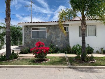 VENDO CONDOMINIO HORIZONTAL CON 6 DEPARTAMENTOS Y UN LOFT TODOS EN UNA PLANTA CON ALBERCA COMUNITARIA EN FRACC VILLAS DE LOS FRAILES EN SAN MIGUEL DE