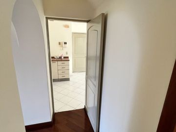 VENDO HERMOSO DPTO ESTILO CASA VISTA A PARQUE - CHACARILLA SURCO