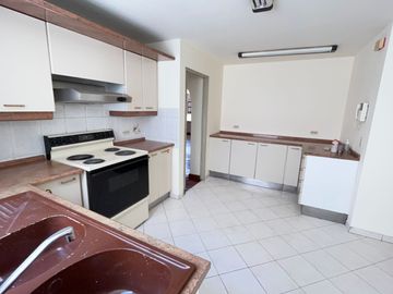 VENDO HERMOSO DPTO ESTILO CASA VISTA A PARQUE - CHACARILLA SURCO