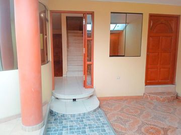 CASA EN VENTA EN HUAMPANÍ AL LADO DE URB GIRASOLES, CON VISTA AL CLUB EL CUADRO