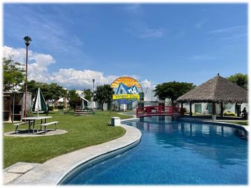 Casas con alberca  roof garden, amplios jardines