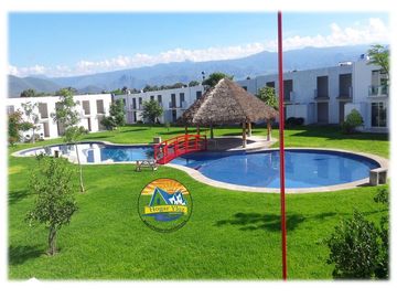 Casas con alberca  roof garden, amplios jardines