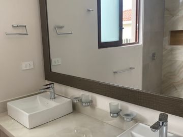 MODERNAS CASAS A ESTRENAR CONJUNTO CUMBAYA (Colegio Menor, Vía Santa Inés)