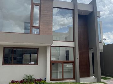 MODERNAS CASAS A ESTRENAR CONJUNTO CUMBAYA (Colegio Menor, Vía Santa Inés)