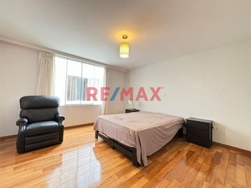 Venta De Amplio Departamento En Urb. El Golf