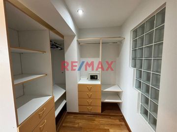 Venta De Amplio Departamento En Urb. El Golf