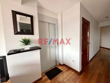 Venta De Amplio Departamento En Urb. El Golf