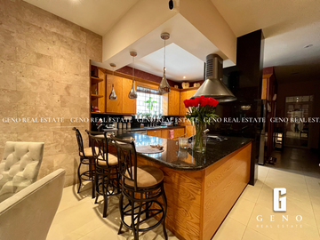 CASA EN VENTA FRENTE A PARQUE CON AREA SOCIAL CERRADA Y JARDIN AMPLIO
