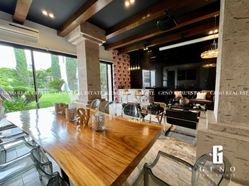 CASA EN VENTA FRENTE A PARQUE CON AREA SOCIAL CERRADA Y JARDIN AMPLIO