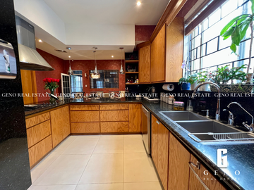 CASA EN VENTA FRENTE A PARQUE CON AREA SOCIAL CERRADA Y JARDIN AMPLIO
