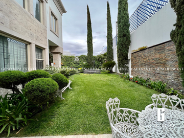 CASA EN VENTA FRENTE A PARQUE CON AREA SOCIAL CERRADA Y JARDIN AMPLIO